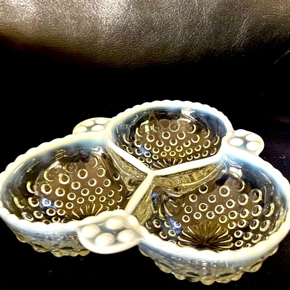 ππΎπππΆββ― Anchor Hocking opalescent hobnail clover dish - Picture 1 of 3
